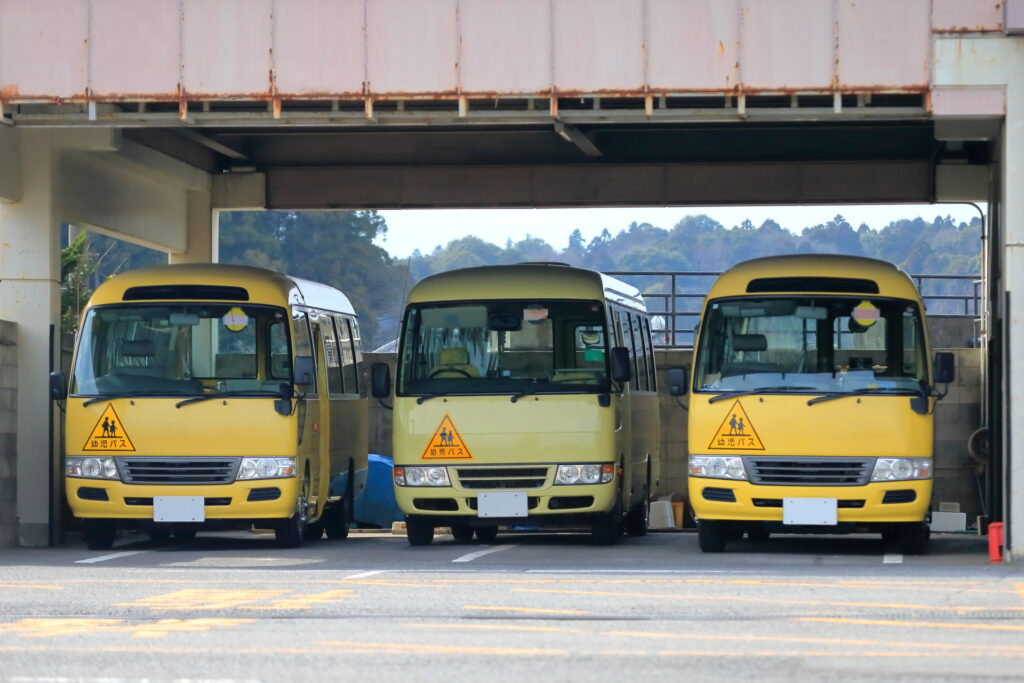 駐車場に3台並んだ幼稚園バス