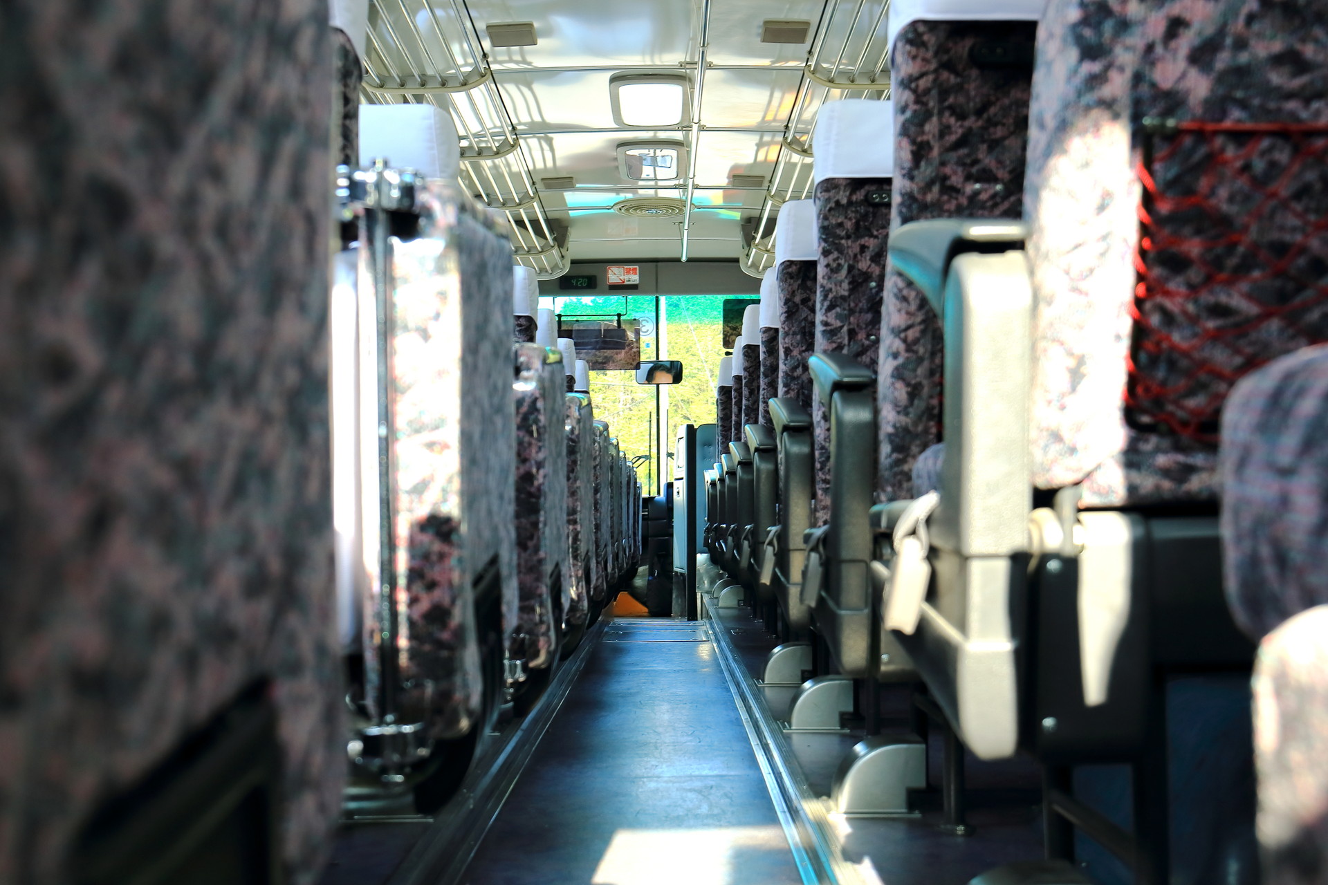 高速バスに補助席はある？シートベルトの義務や固定窓禁止な理由とは - JapanBusNet【ジャパンバスネット】