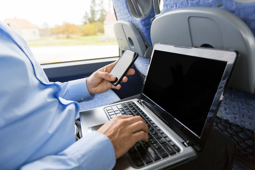バス車内にWi-Fiサービスを導入する方法やメリットを解説