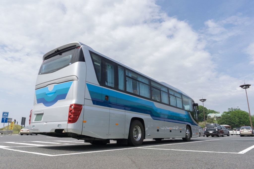 大型バスが停まれる駐車場の寸法や探し方を詳しく解説