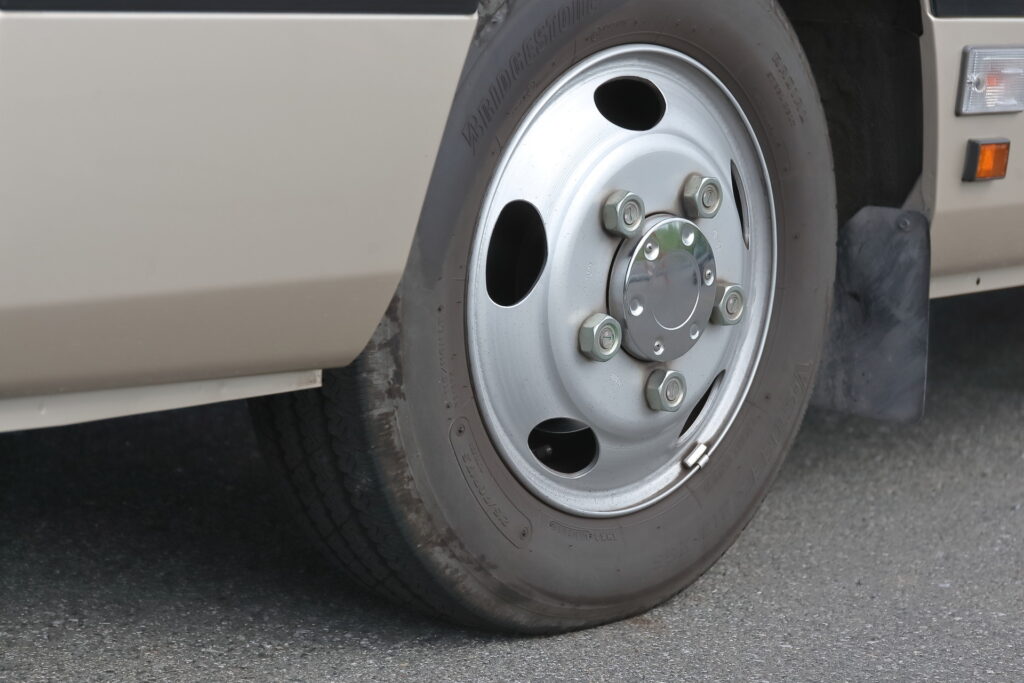 停車した小型バスのタイヤ