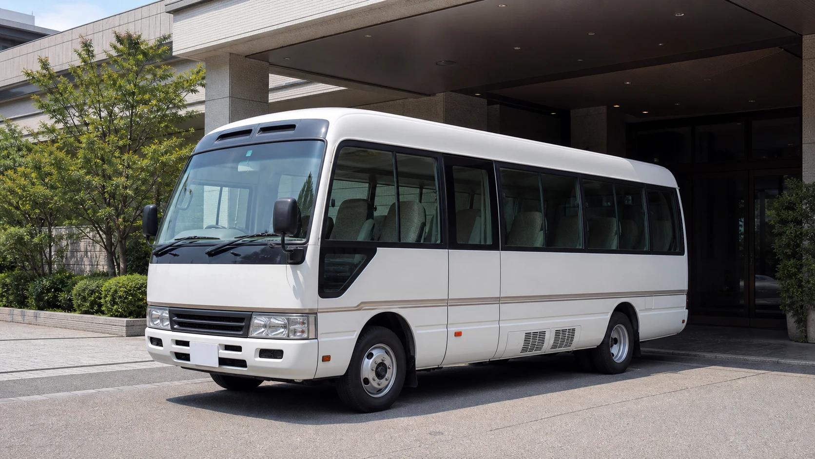 施設前に停車する白いマイクロバスのAI生成イメージ
